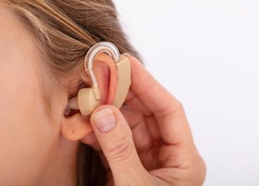 Усилитель звука для слабослышащих или слуховой аппарат, все за и против