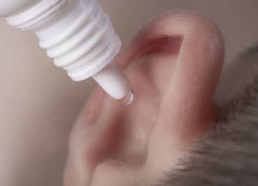 Использование перекиси водорода для очищения ушей от серы