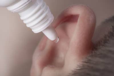 Использование перекиси водорода для очищения ушей от серы